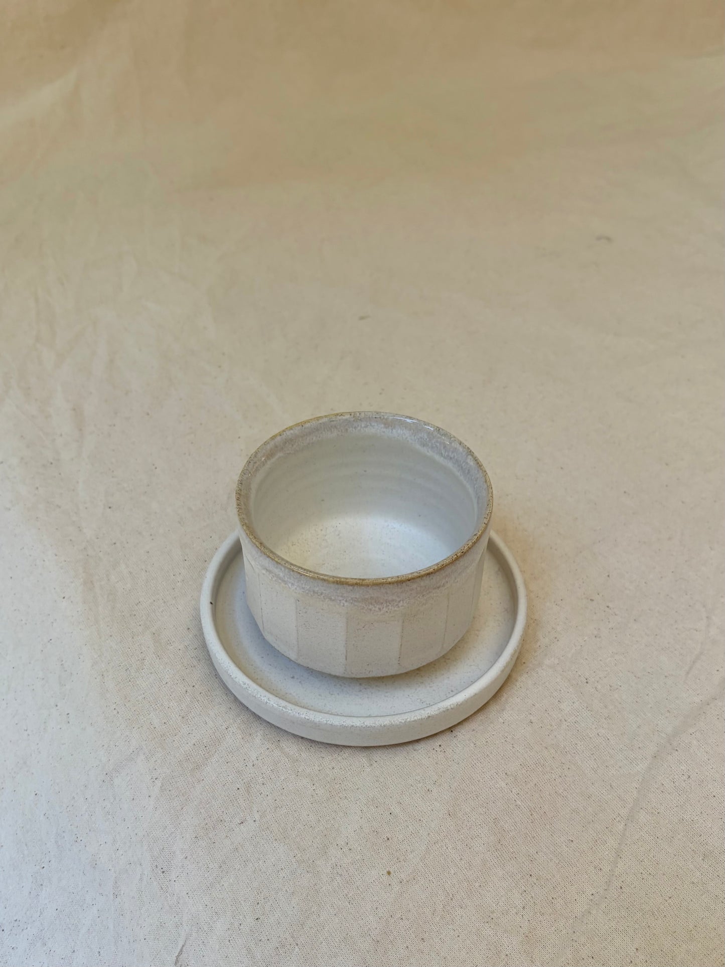 Vaso cafetero facetado con plato